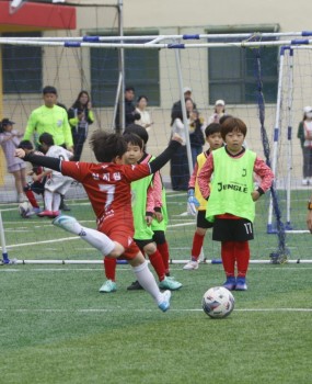 2025년 5월 11일(일), 부경고등학교 운동장에서 2025 부산 서구 i-League 2라운드가 열렸습니다.U8, U10, U12 부문으로 나뉘어 오전 11시부터 오후 3시까지 진행되었으며참가 선수들은 뜨거운 열정으로 멋진 경기를 펼쳤습니다. 모든 팀이 스포츠맨십을 발휘하며 정정당당하게 경기에 임했으며학부모들의 응원 속에 아이들은 즐겁고 안전한 축구를 경험했습니다.
부산 서구 i-League는 초등 축구의 저변 확대와 건전한 스포츠 문화를 위해 앞으로도 계속됩니다. 많은 관심과 응원 감사합니다! 