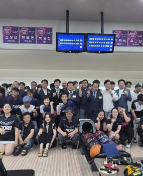 2025년 6월 15일(일) 오전 10시 30분ABC볼링센터에서 열린 제6회 서구협회장배 볼링대회가총 55명의 참가자와 함께 열정 가득한 스트라이크 행진을 펼치며성황리에 마무리되었습니다 시원한 스플릿과 짜릿한 스트라이크가 연이어 터지는 가운데참가자들은 뛰어난 집중력과 팀워크를 발휘해끝까지 멋진 경기를 이어갔습니다 볼링장을 가득 메운 응원과 환호 속에서세대와 세대를 잇는 화합의 장이 펼쳐졌고모두가 함께 웃고 즐기는 의미 있는 시간이 되었습니다 앞으로도 서구체육회는누구나 즐길 수 있는 생활체육 문화를 위해더 다양하고 즐거운 기회를 만들어가겠습니다! 