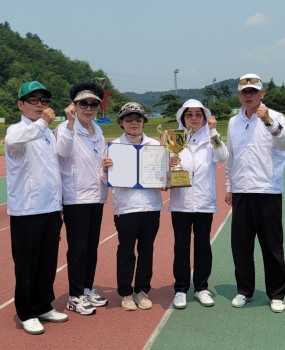 부산광역시서구게이트볼협회(팀명: 부산 서구)가 제28회 대한체육회장기 생활체육 전국게이트볼대회에서 땀과 열정으로 빚어낸 우승으로 부산 서구의 이름을 다시한번 전국에 알렸다.이번 대회는 2025년 5월 28일 부터 30일까지 충청남도 청양공설운동장에서 개최되었으며, 전국 17개 시도에서 총 96개 팀, 950여 명의 선수가 침가해 열띤 경쟁을 벌였다.그 가운데 부산 서구팀은 탄탄한 조직력과 노련한 경기 운영을 바탕으로 D그룹 정상에 오르며 전국적인 실력을 입증했다.부산 서구팀은 주장 김계남(구덕클럽)서구을 중심으로 이홍중(서구게이트볼협회장), 손윤자(서구게이트볼협회 사무장), 김말선(구덕클럽), 석정태(구덕클럽) 선수로 구성되었으며, 대회 전부터 호흡을 맞춰온 탄탄한 조직력을 바탕으로 꾸준한 성적을 올리며 우승까지 올라섰다.이번 성과는 부산광역시서구게이트볼협회의 끈질긴 훈련과 지역 사회의 지속적인 관심이 함께 이룬 값진 결실로 평가되나. 지역 생활체육의 위상을 높이는 뜻깊은 성과로 기록될 전망이다. 