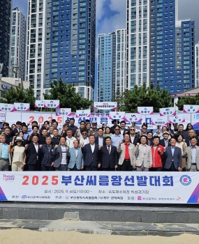 2025년 9월 6일(토) 오전 9시부터 오후 5시까지 송도해수욕장 특설경기장에서「2025 부산씨름왕 선발대회」가 성황리에 개최되었습니다
이번 대회는 부산광역시체육회, 부산광역시씨름협회, 16개 구·군체육회가주최·주관하였으며 지역 씨름 동호인들이 한자리에 모여그동안 갈고닦은 기량을 겨루는 뜻깊은 시간이 되었습니다
이번 대회에서는 60g 이하·70kg 이하·80kg 이하 등 총 6개 부문에서치열한 경쟁이 펼쳐졌으며
서구체육회 소속 여자부 80kg 이하 부문에서서유빈 선수가 당당히 1위에 오르는 쾌거를 이루어서구체육회의 위상을 드높였습니다
앞으로도 서구체육회는 생활체육 활성화와 지역사회 화합을 위해다양한 체육활동을 적극적으로 지원하고 이어나갈 예정입니다감사합니다 
