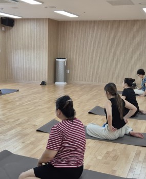 안녕하십니까 부산광역시서구체육회입니다.2025년 다문화가정체육교실이부민복합센터 4층에서2025. 7. 8. ~ 8. 26. ﻿동안건강체조 교실이 운영되었습니다.2개월 동안 30명의 다문화 가정들이 건강 증진을 위해 서구체육회와 함께하였습니다. 