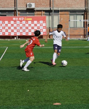 2025년 11월 2일(일) 부경고등학교 운동장에서
2025 부산 서구 i-League 8라운드가 성황리에 진행되었습니다이번 대회는 U8, U10, U12 세 부문으로 나뉘어오전 11시부터 오후 3시까지 운영되었으며참가 선수들은 올 한 해 동안 갈고닦은 실력을 마음껏 발휘하며그 어느 때보다 뜨거운 열정으로 멋진 경기를 펼쳤습니다경기장을 찾은 학부모님과 가족, 지도자, 그리고 선수 모두가함께 즐기고 소통하며 축구로 하나 되는 뜻깊은 시간을 가졌습니다이번 8라운드를 끝으로 2025 부산 서구 i-League의 모든 일정이 성공적으로 마무리되었으며한 해 동안 아이들의 성장을 위해 함께해주신 모든 분들께 진심으로 감사드립니다앞으로도 서구 i-League는꿈과 스포츠정신을 키워갈 수 있는 건강한 축구 문화의 장이 될 수 있도록더 노력하겠습니다많은 관심과 응원 부탁드립니다! ⚽ 