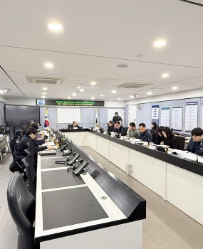 &nbsp;2026년 부산광역시 서구체육회 정기대의원총회1. 회의 개요

회의명: 2026년 부산광역시 서구체육회 정기대의원총회


일시: 2026. 2. 25.(수) 18:00


장소: 부산광역시 서구청 2층 재난상황실


회의종류: 정기대의원총회

출석 현황

재적 대의원: 13명


출석 대의원: 11명


불참 대의원: 2명

※ 정관 제15조(정족수 규정)에 따라 성원되어 개회참석자이홍중, 박창길, 박정목, 김해연, 이다감, 강신혜, 윤명기, 장봉석, 곽영환, 김기효, 오지훈

회장: 김용구


사무국: 조현서 외 관계자