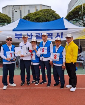 부산광역시서구게이트볼협회(팀명 구덕)가지난 5월 19일부터 21일까지 제주도특별자치도 애향운동장에서 열린&nbsp;『제30회 대한게이트볼협회장기 생활체육 전국게이트볼대회』에서D그룹 우승을 차지하며 전국에 서구의 위상을 드높였다.이번 대회에는 전국 17개 시·도에서 96개 팀, 950여 명의선수들이 참가해 열띤 경쟁을 펼쳤다.부산 서구에서는 이홍중 서구게이트볼협회장을 비롯한 선수 5명이출전해 뛰어난 기량과 탄탄한 조직력, 노련한 경기 운영으로 우승의 영예를 안았다.특히 선수들은 꾸준한 훈련과 팀워크를 바탕으로경기마다 집중력 있는 플레이를 선보이며 강팀들을 차례로 제압해 값진 성과를 거뒀다.서구게이트볼협회장 이홍중은“회원들이 한마음으로 흘린 땀과 열정이 좋은 결과로 이어져 매우 기쁘다”며“앞으로도 생활체육 활성화와 지역 체육 발전을 위해 더욱 노력하겠다”고 말했다.  &nbsp;  &nbsp;