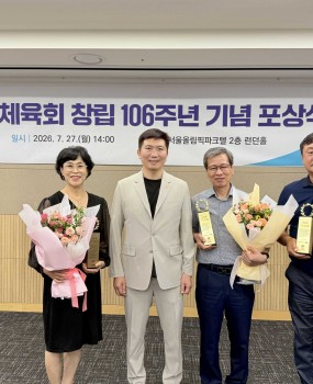 

    
        
            대한체육회 창립 106주년 기념 포상식
        
            체육유공자 표창 전국 15명 중 부산광역시서구체육회 3명 수상
        

    
        &nbsp;대한체육회는 창립 106주년을 맞아
        7월 27일 서울올림픽파크텔 런던홀에서
        「대한체육회 창립 106주년 기념 포상식」을 개최했습니다.
    

    &nbsp;이번 포상식은 대한민국 체육 발전에 기여한 유공자와 모범직원 등의 공적을 기리고
        감사의 뜻을 전하기 위해 마련되었으며,
        체육유공자 15명,
        모범직원 및 회원단체·협력사 유공직원 등
        총 34명이 수상의 영예를 안았습니다.
    

    &nbsp;특히 
        부산광역시서구체육회에서는 전국 체육유공자 15명 가운데 3명이 선정되는
        뜻깊은 성과를 거두었습니다.
    

    

    대한체육회장 체육유공자 표창 수상자김부회부산광역시장애인배드민턴협회장 · 부산광역시서구체육회 이사이다감부산광역시서구국학기공협회장장재환부산광역시서구야구소프트볼협회장
    

    

    
        &nbsp;전국 체육유공자 15명 가운데 부산광역시서구체육회에서
        3명의 수상자가 배출된 것은
        지역 체육 발전과 생활체육 활성화를 위해 꾸준히 헌신해 온
        서구 체육인들의 노력과 공로가 높이 평가받은 결과입니다.
    

    &nbsp;대한체육회는 이번 포상식을 통해 체육인의 헌신과 노고를 예우하고,
        대한민국 체육 발전에 기여한 공로를 널리 알리는 한편,
        앞으로도 체육인의 자긍심을 높일 수 있는 다양한 사업을 지속적으로 추진할 계획이라고 밝혔습니다.
    

    &nbsp;유승민 대한체육회장은
        
        